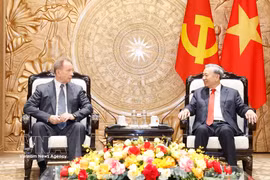 Le secrétaire général du Parti communiste du Vietnam et président de la République, To Lam (droite), et le directeur de la Garde nationale de Russie, Viktor Zolotov. Photo: VNA
