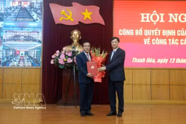 Le chef de la Commission d'organisation du Comité central du Parti, Nguyen Duy Ngoc (droite), remet la décision à Le Duc Thai pour assumer le poste de secrétaire du Comité du Parti de la province de Thanh Hoa pour le mandat 2025-2030. Photo: VNA