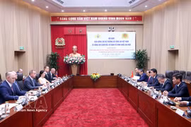 Entretien entre le général Luong Tam Quang, ministre vietnamien de la Sécurité publique, et le général Viktor Zolotov, directeur de la Garde nationale de Russie (Rosgvardia). Photo: VNA