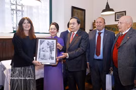 Le président de l'Assemblée nationale, Tran Thanh Man, offre un portrait du Président Hô Chi Minh au restaurant Antica Trattoria della Pesa. Photo : VNA