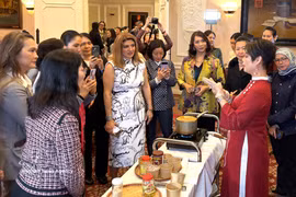 La cheffe Anna Le présente les plats aux invités. Photo: Ngoc Quang/VNA