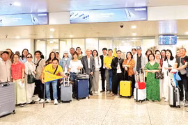 Tous les touristes vietnamiens participant au circuit organisé par Vietravel au départ du Moyen-Orient sont arrivés à l'aéroport international de Noi Bai, le 4 mars. Photo : nhandan.vn