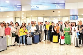 Tous les touristes vietnamiens participant au circuit organisé par Vietravel au départ du Moyen-Orient sont arrivés à l'aéroport international de Noi Bai, le 4 mars. Photo : nhandan.vn