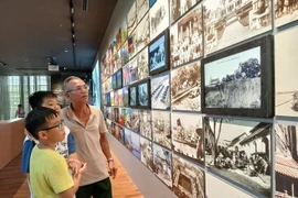Films documentaires, diapositives d'objets et documents historiques numérisés dans l'espace d'exposition du musée de Da Nang. Photo : My Ha/VNA