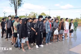 63 citoyens vietnamiens sont rapatriés par les autorités cambodgiennes. Photo : VNA