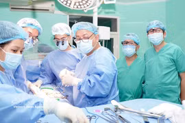 Transplantation rénale à l'hôpital central de Hue. Photo : VNA