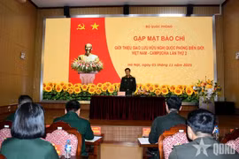 Le général de division Nguyen Van Duc, chef du Département de la sensibilisation et de l’entraînement du Département général de la politique de l’Armée populaire du Vietnam, à la conférence de presse. Photo: VNA