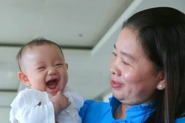 La province de Hâu Giang récompense les familles ayant eu deux filles. Ici, une mère et son bébé lors de la cérémonie tenue le 5 janvier 2023. Photo : VNA