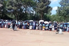 Les 353 citoyens vietnamiens sont remis par les autorités cambodgiennes. Photo: VNA