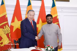 Le secrétaire général du Parti communiste du Vietnam et président de la République, Tô Lâm, (gauche) et le président sri-lankais Anura Kumara Dissanayake. Photo : VNA