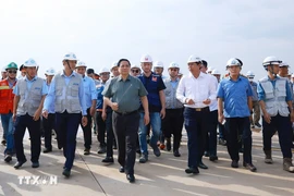 Le Premier ministre Pham Minh Chinh effectue une visite d'inspection du chantier à l'aéroport international de Long Thành. Photo: VNA
