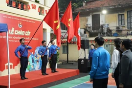Une cérémonie de lever du drapeau national ogranisé par l’organe du Comité central de l’Union de la jeunesse communiste Ho Chi Minh. Photo: VNA
