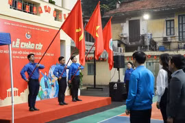 Une cérémonie de lever du drapeau national ogranisé par l’organe du Comité central de l’Union de la jeunesse communiste Ho Chi Minh. Photo: VNA