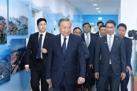 Le secrétaire général du Parti communiste du Vietnam (PCV), Tô Lâm, visite le port de Busan. Photo: VNA