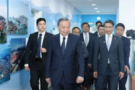 Le secrétaire général du Parti communiste du Vietnam (PCV), Tô Lâm, visite le port de Busan. Photo: VNA