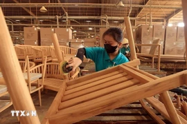 Les principales importations canadiennes en provenance du Vietnam incluent des chaises à cadre en bois ainsi que des meubles de salon, de salle à manger et de chambre à coucher. Photo: VNA