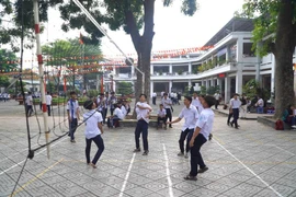 Des élèves du lycée Nguyên Thuong Hiên, à Hô Chi Minh-Ville, pratiquent un sport pendant la récréation. Photo : laodong.vn