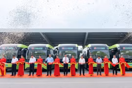 Cérémonie d'inauguration d'une ligne de bus électrique à Hanoï. Photo : VNA