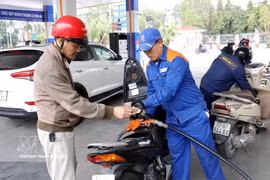 Des taxes sur les carburants ramenées à 0 % à compter du 16 avril. Photo: VNA