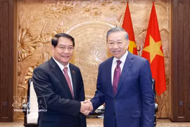 Le secrétaire général du Parti communiste du Vietnam (PCV) et président de la République, To Lam (droite), reçoit Athsaphangthong Siphandone, secrétaire du Comité municipal du PPRL et président du Conseil populaire de Vientiane, en visite de travail au Vietnam. Photo: VNA