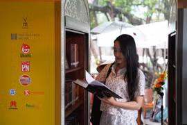 Avec près de 1 000 titres offerts par des sponsors et la bibliothèque de Hanoï, l'espace propose aux lecteurs un large éventail d'ouvrages. Photo: VNA
