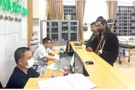 Albert a été conduit par la police de la commune de Y Tý à l'hôpital général provincial n° 2 de Lao Cai. Photo : baolaocai.vn