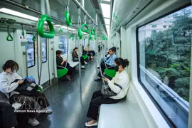 Des passagers à bord d'une ligne de métro de Hanoï. Photo : VNA