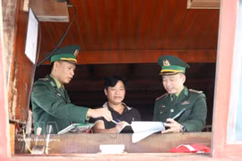 Des pêcheurs de la province de Nghe An signent un engagement à ne pas pratiquer la pêche INN. Photo : VNA