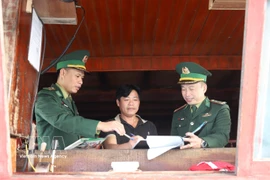 Des pêcheurs de la province de Nghe An signent un engagement à ne pas pratiquer la pêche INN. Photo : VNA