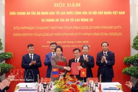 Cérémonie de signature d'un protocole d'accord de coopération entre l'Académie de la Cour du Vietnam et l’Institut de formation, de recherche et d'information judiciaires de Mongolie. Photo: VNA