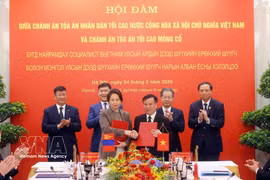 Cérémonie de signature d'un protocole d'accord de coopération entre l'Académie de la Cour du Vietnam et l’Institut de formation, de recherche et d'information judiciaires de Mongolie. Photo: VNA