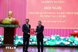 Le secrétaire du Comité central du Parti et chef de la Commission d’organisation du Comité central, Le Minh Hung (gauche), remet la décision du Bureau politique portant sur la mutation, l’affectation et la désignation de Le Ngoc Quang, membre du Comité central et secrétaire du Comité du Parti de Quang Tri, au poste de secrétaire du Comité du Parti de la province de Da Nang pour le mandat 2025–2030. Photo: VNA