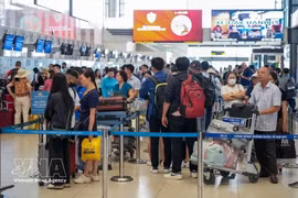 Des passagers à l'aéroport international de Noi Bai à Hanoï. Photo : VNA 