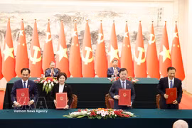 Le secrétaire général du Parti communiste et président de la République du Vietnam, To Lam, et le secrétaire général du Parti communiste et président chinois, Xi Jinping, assistent à la cérémonie de signature de documents de coopération majeurs entre des ministères, secteurs et localités des deux pays. Photo: VNA
