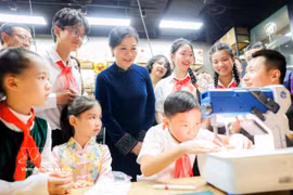 Mme Ngo Phuong Ly découvre les diverses activités du Centre d'échanges culturels scientifiques et technologiques pour la jeunesse Soong Ching Ling. Photo: VNA