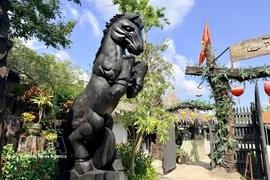 La mascotte du cheval est sculptée en bois flotté. Photo : VNA