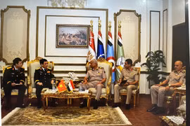 Le général Phan Van Giang (2e, à gauche), ministre vietnamien de la Défense, et son homologue égyptien, le général Abdel Mageed Saqr. Photo: VNA