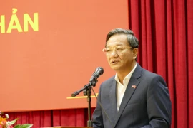 L'ambassadeur du Vietnam au Laos, Nguyen Minh Tam, s'exprime à la rencontre. Photo: VNA