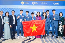 Les six élèves hanoïens représentant le Vietnam aux Olympiades internationales junior des sciences (IJSO) 2025, tenues en Russie, remportent chacun une médaille. Photo: VNA