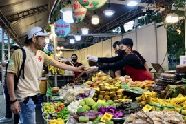 Des plats traditionnels attirent des visiteurs étrangers. Photo: VNA