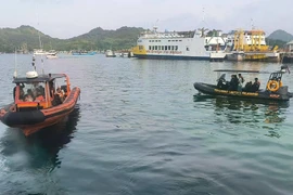 Des équipes de secours indonésiennes recherchent des touristes étrangers portés disparus sur l’île de Padar. Photo: AFP