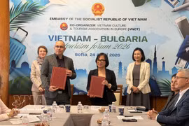 Signature d'un protocole d'accord (MoU) entre la VNCT et l’Union bulgare de balnéologie et de tourisme thermal (BUBSPA), visant à intensifier l'échange d'informations et l'organisation de voyages d'étude (FAM trips). Photo: VNA