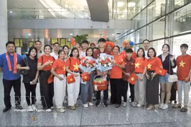 L'équipe nationale vietnamienne des moins de 17 ans reçoit un accueil chaleureux de la part des supporters dès son retour au pays le 26 avril. Photo: VNA