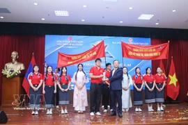L'ambassadeur Nguyen Minh Tam remet le premier prix à l'équipe de l'École pour surdoués de l'Université nationale du Laos. Photo : VNA