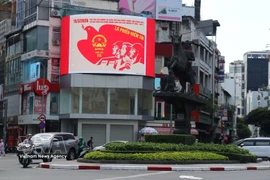 À Hô Chi Minh-Ville, un coin du carrefour Phu Dung est orné de drapeaux et de fleurs pour célébrer le Jour du scutin. Photo : VNA
