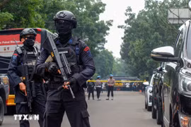 Des policiers devant un commissariat de la ville de Bandung, en Indonésie. Photo : AFP/VNA 