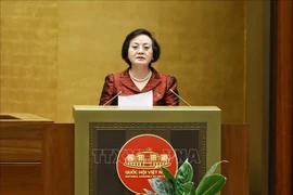 La ministre de l'Intérieur, Pham Thi Thanh Trà, présente un projet de la Loi sur les cadres et les fonctionnaires. Photo: VNA