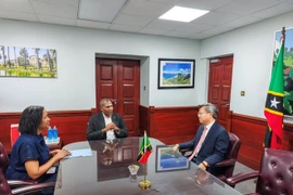 Le Premier ministre Terrance Drew (au milieu) reçoit l’ambassadeur du Vietnam à Cuba et à Saint-Kitts-et-Nevis, Lê Quang Long. Photo: VNA