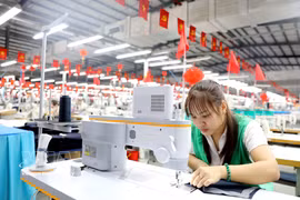 L'usine de confection Hung Ha Veston investit dans des machines à coudre dotées d'intelligence artificielle pour optimiser sa production. Photo : VNA
