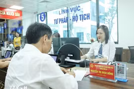 Au Centre de services administratifs du quartier de Dong Da, situé au 71 rue Ton Duc Thang, à Hanoï. Photo : VNA